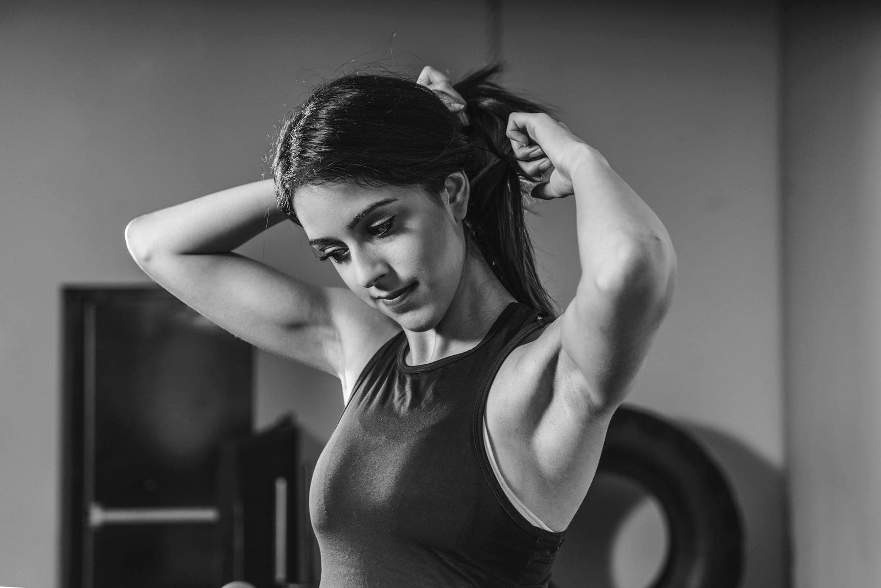 Alumna amarrándose el pelo antes de entrenar