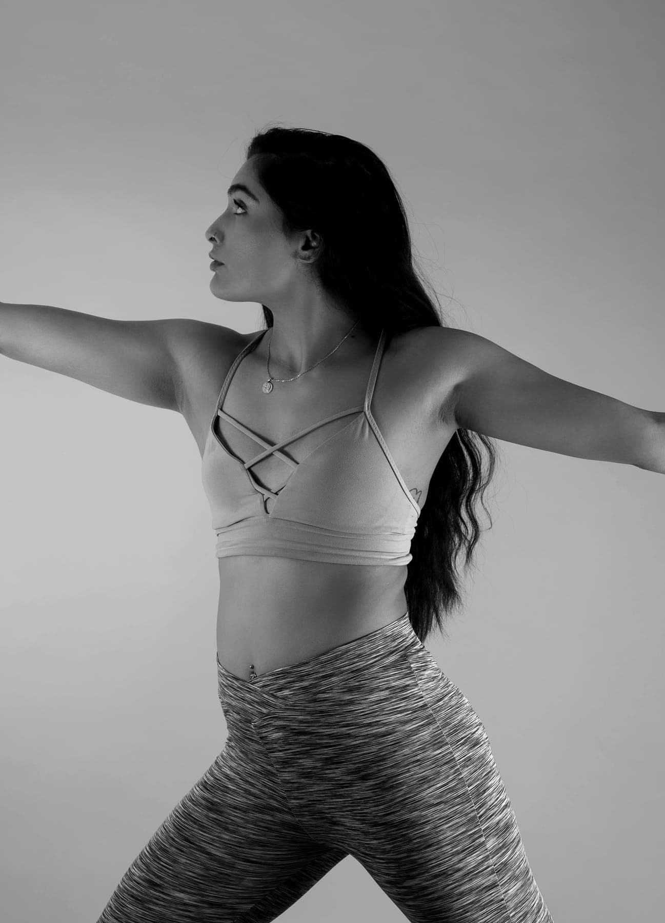 Alumna estirando los brazos en una postura de yoga