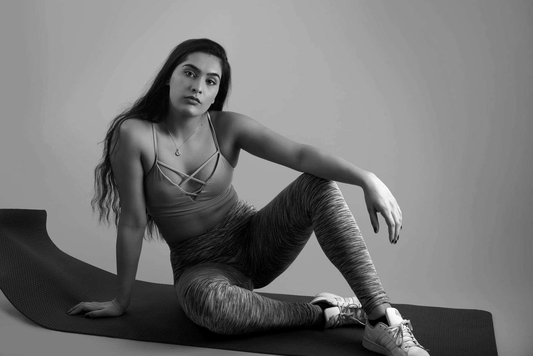 Alumna sentada sobre el mat